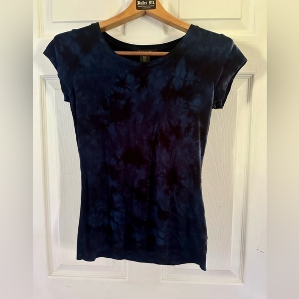 Tahari Short Sleeve Tie Dye T-Shirt - Womens Size Small - Blue and Black